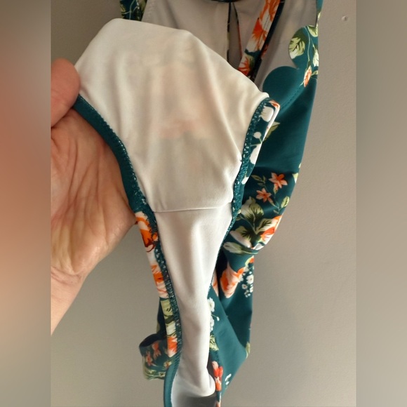 Cupshe Womens One Piece Swimsuit SZ XL Green Floral Scalloped Criss Cross Back - Picture 8 of 12